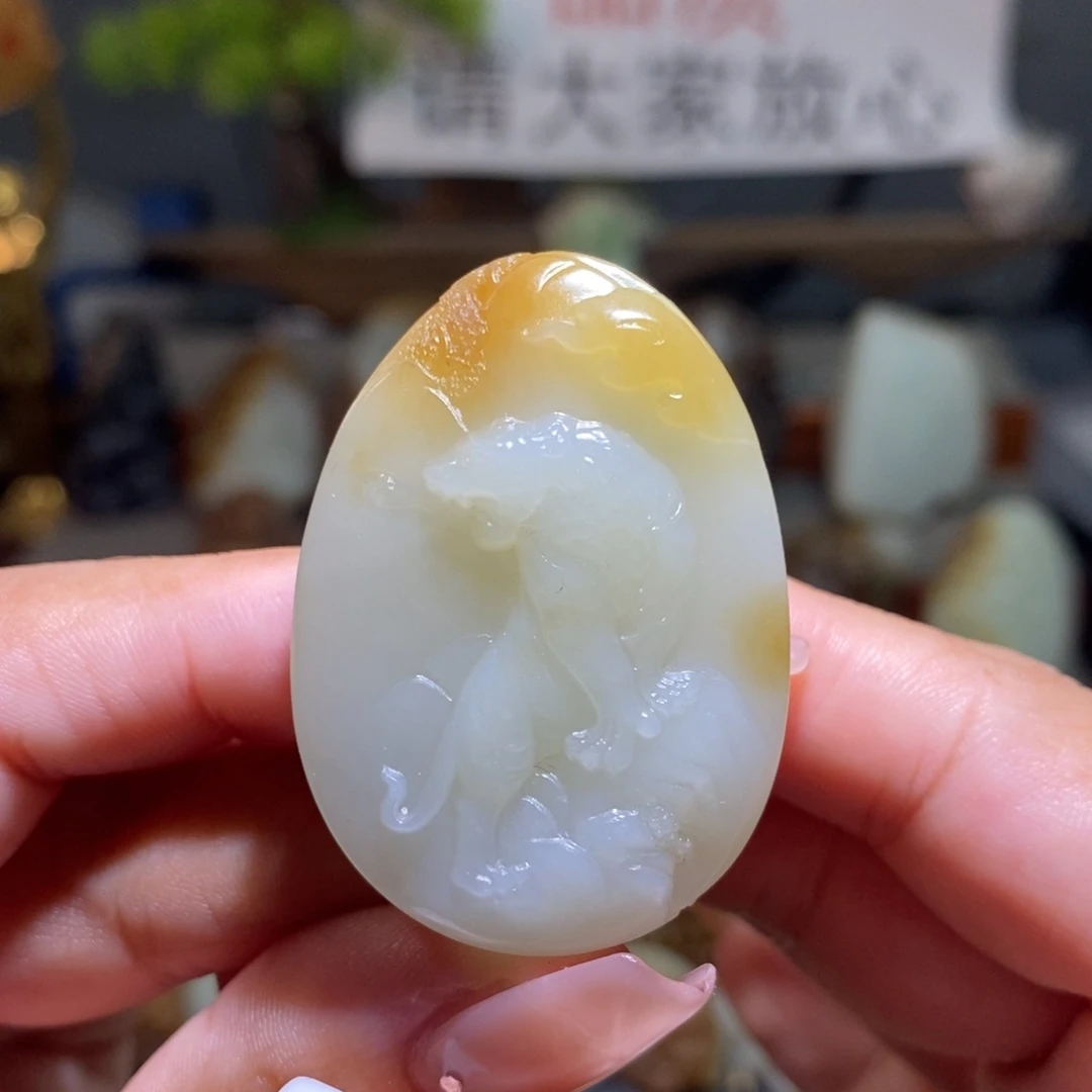 颈饰未镶嵌和田玉（糖玉）上山虎