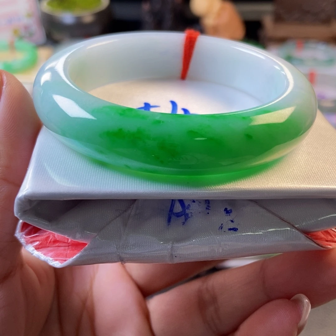 翡翠未镶嵌手镯11干净白底青