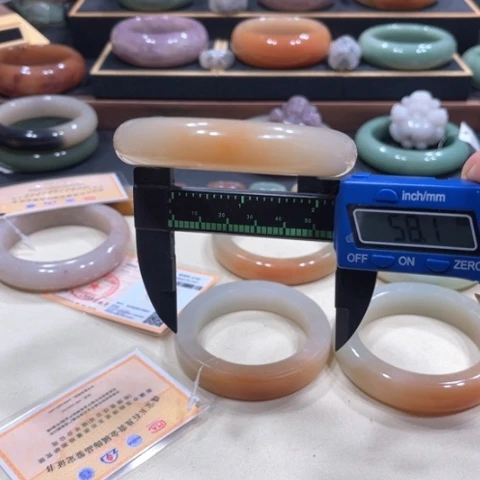 未镶嵌手镯石英质玉