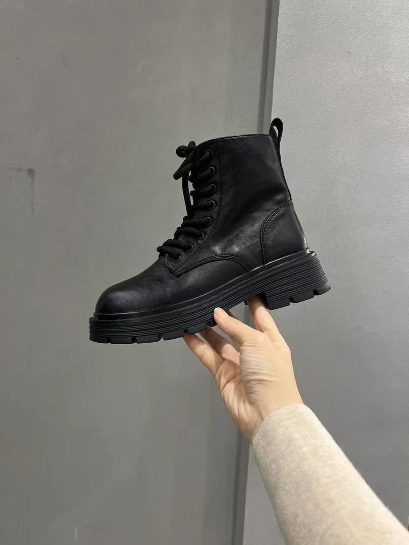 【Mi SHang】新款时尚系带马丁靴~23-189~