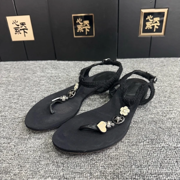 95新 Chanel/香奈儿 chanel 香奈儿 珐琅勋章凉鞋35.5码ysc3278