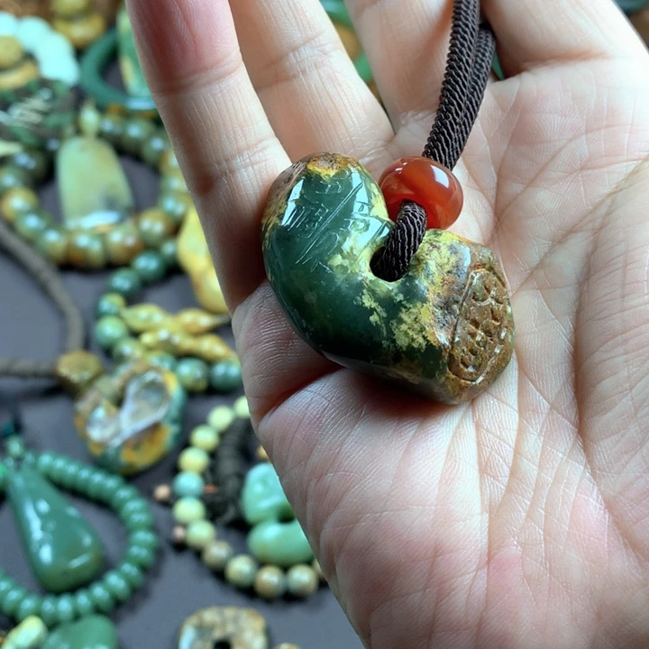 吊坠(赠链)未镶嵌岫岩河磨玉（透闪石质玉）小*月