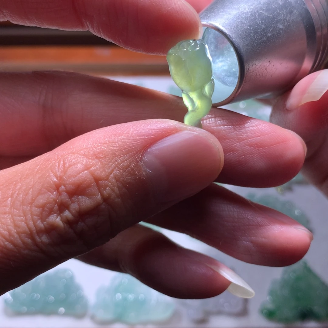翡翠未镶嵌颈饰玫瑰花