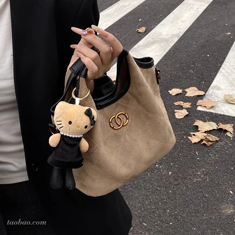 秋冬季爆款麂皮绒包包女2025新款百搭斜挎包撞色手提水桶包小拎包