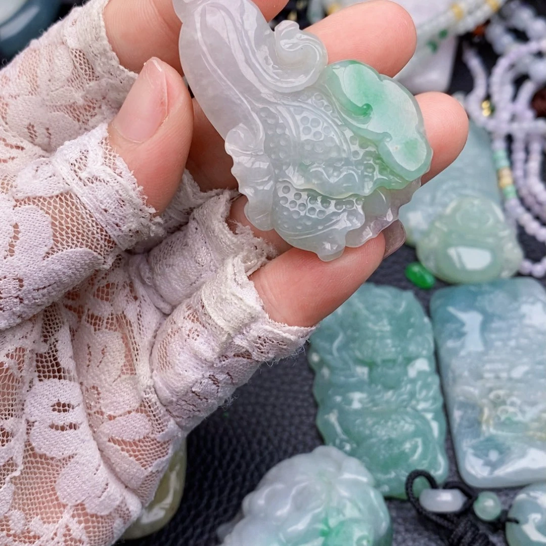 翡翠颈饰未镶嵌风***诺白菜