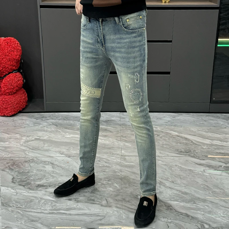 欧洲站烫钻印花牛仔裤男2025秋季款潮流修身小脚裤休闲百搭直筒裤