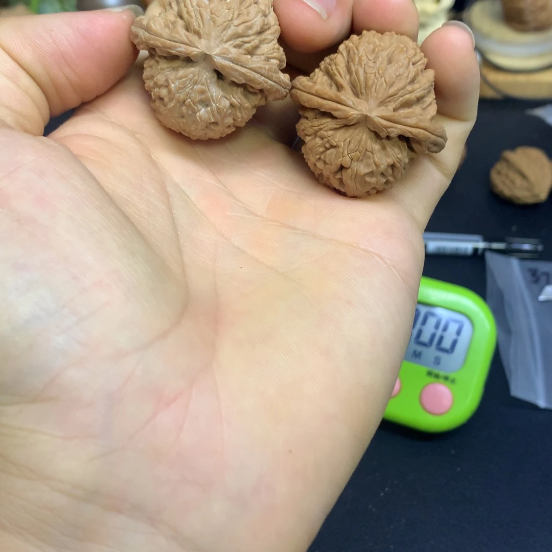 文玩核桃把件37+红皮白狮子
