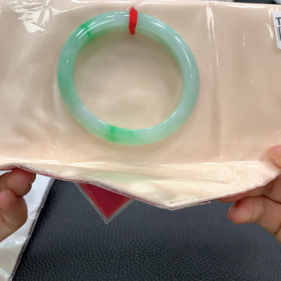 翡翠手镯未镶嵌翡翠