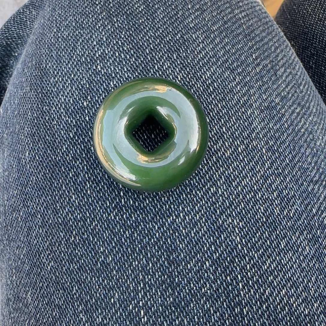 和田玉未镶嵌颈饰内圆外方扣波菜绿