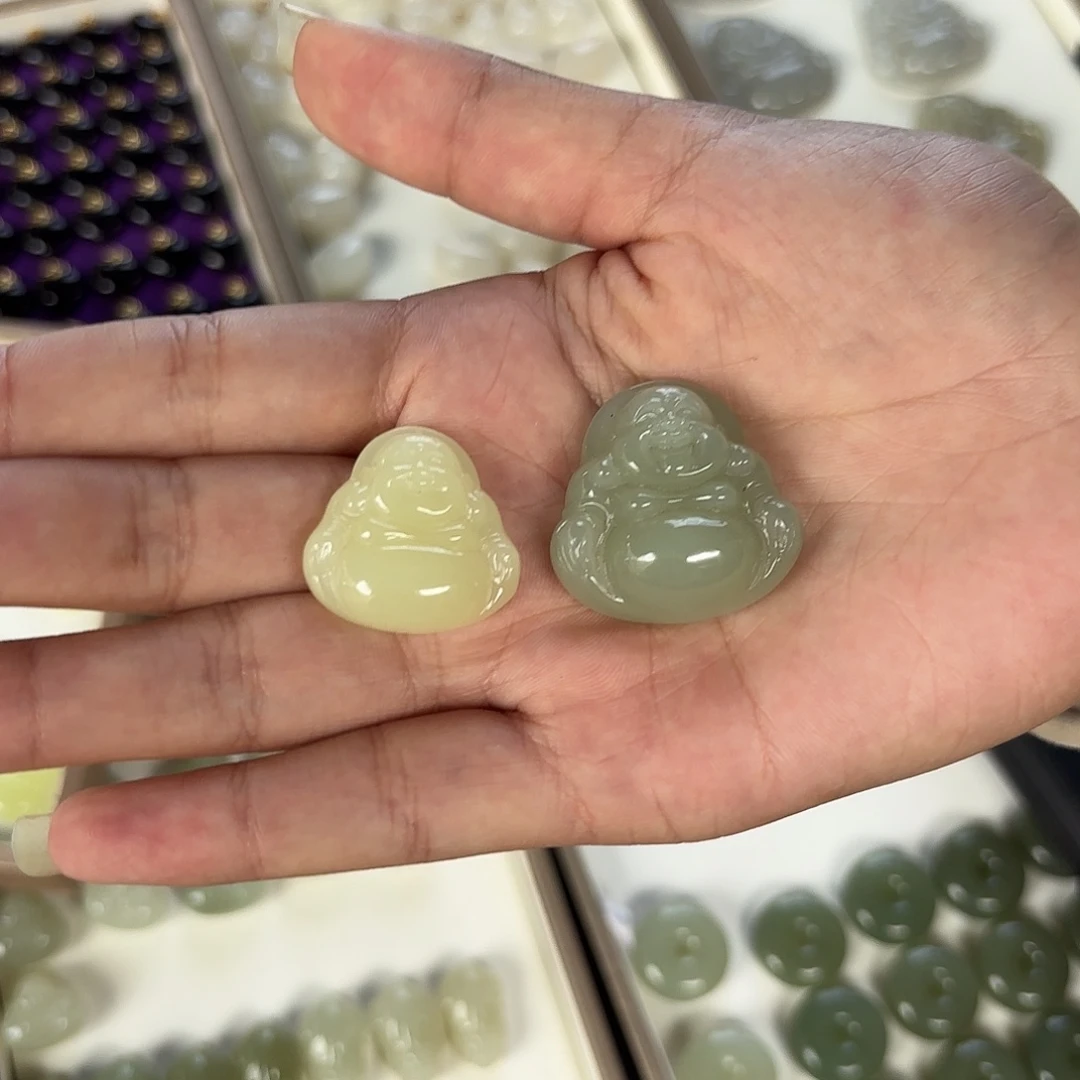 向***开颈饰未镶嵌和田玉