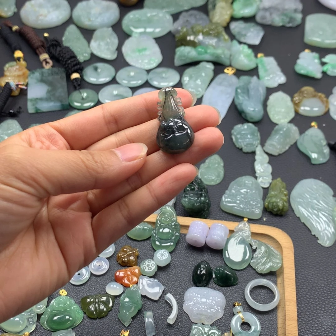 翡翠颈饰未镶嵌琵琶