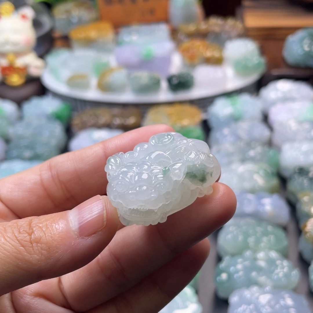 翡翠未镶嵌颈饰貔貅