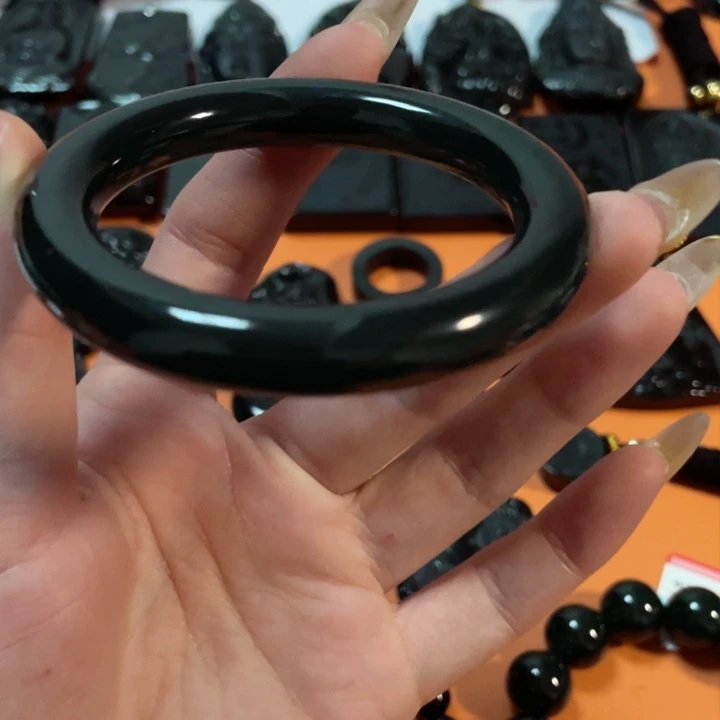 翡翠颈饰未镶嵌江*