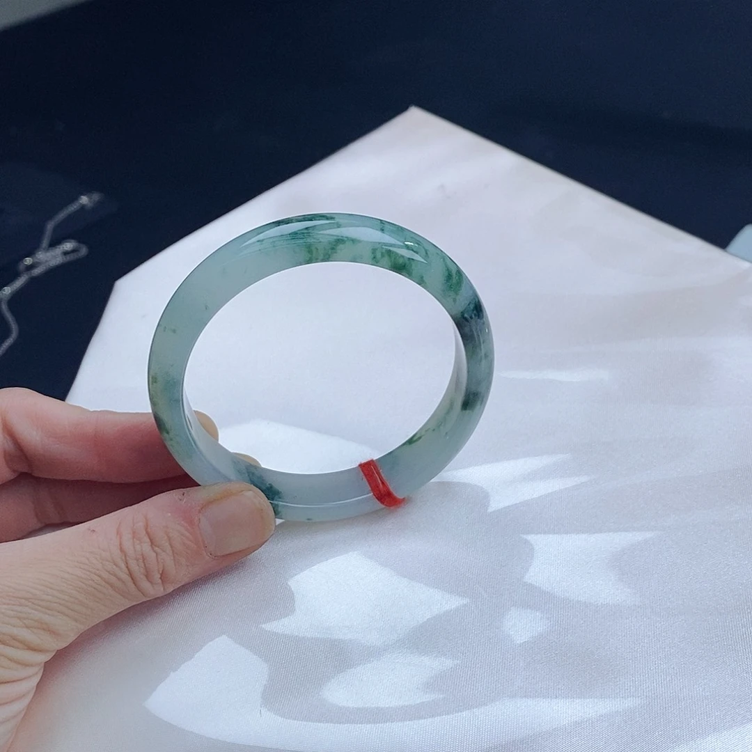 翡翠手镯未镶嵌翡翠