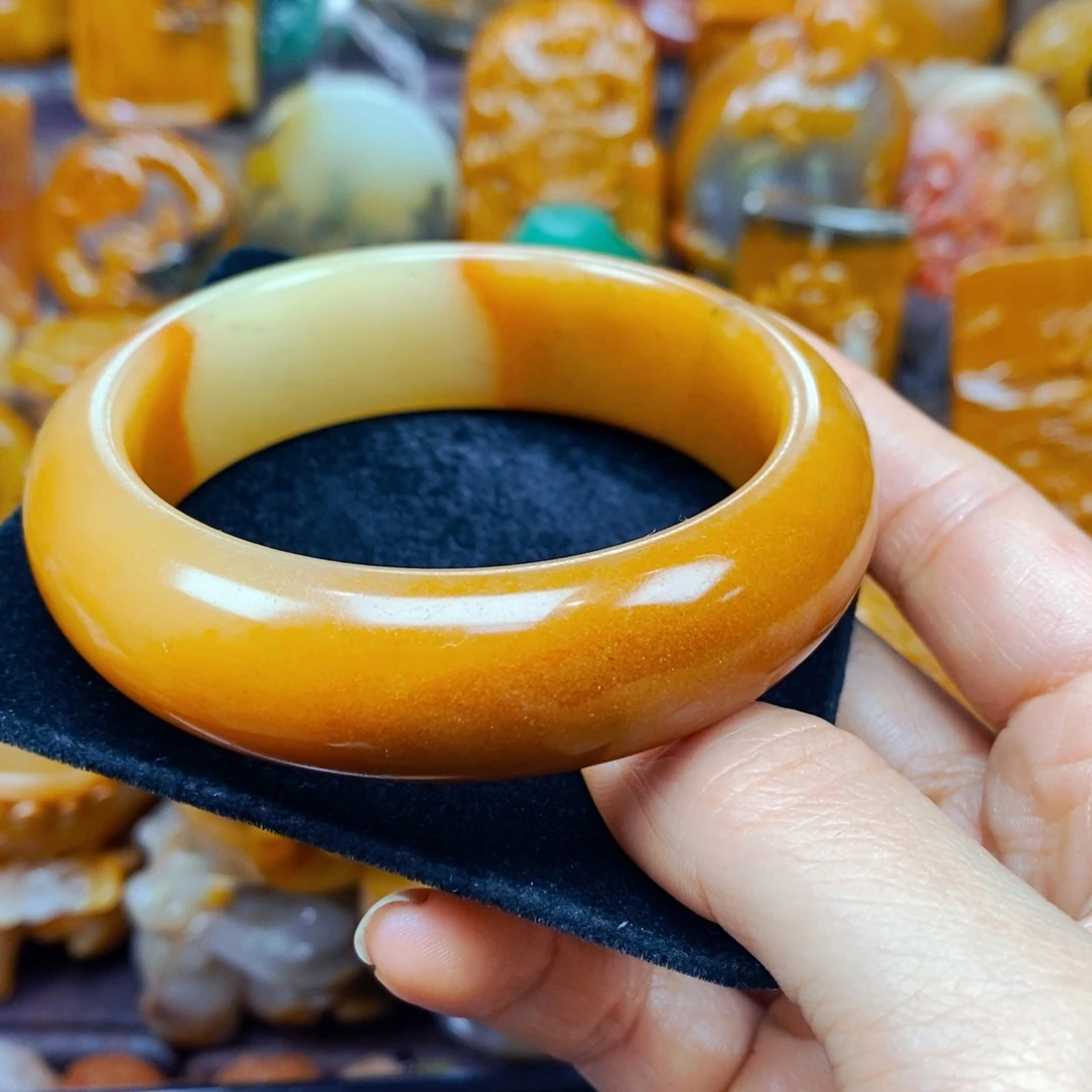 未镶嵌石英质玉（黄龙玉）颈饰