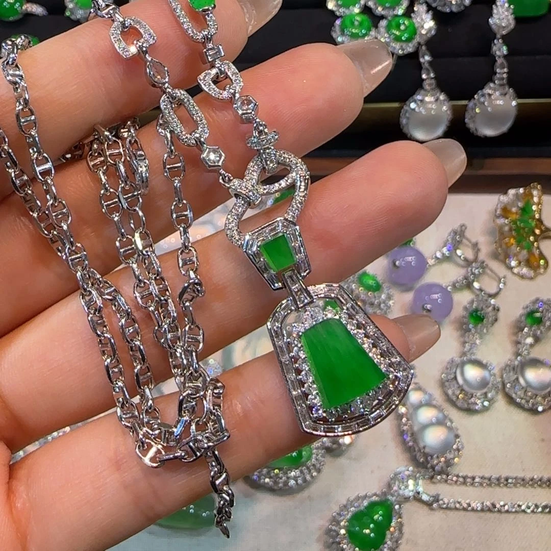 翡翠18K金镶嵌颈饰