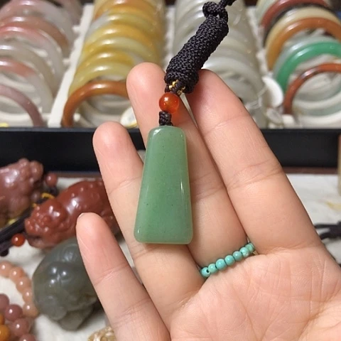 石英质玉未镶嵌颈饰