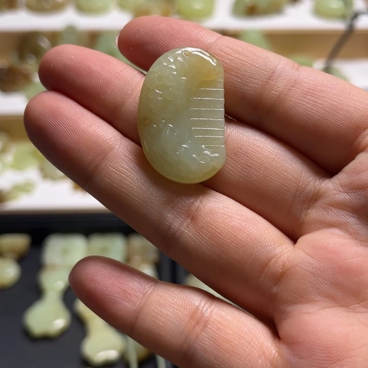 灵***犀和田玉未镶嵌颈饰有纹