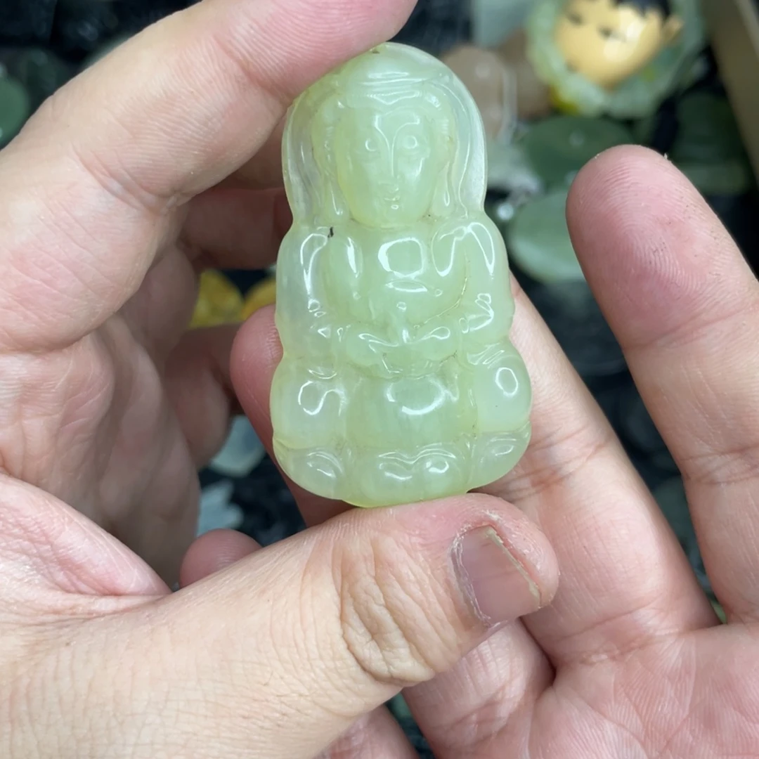 岫玉未镶嵌颈饰观音