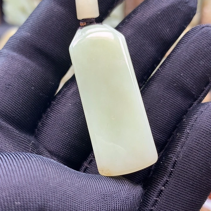 颈饰未镶嵌岫岩老玉（透闪石质玉）