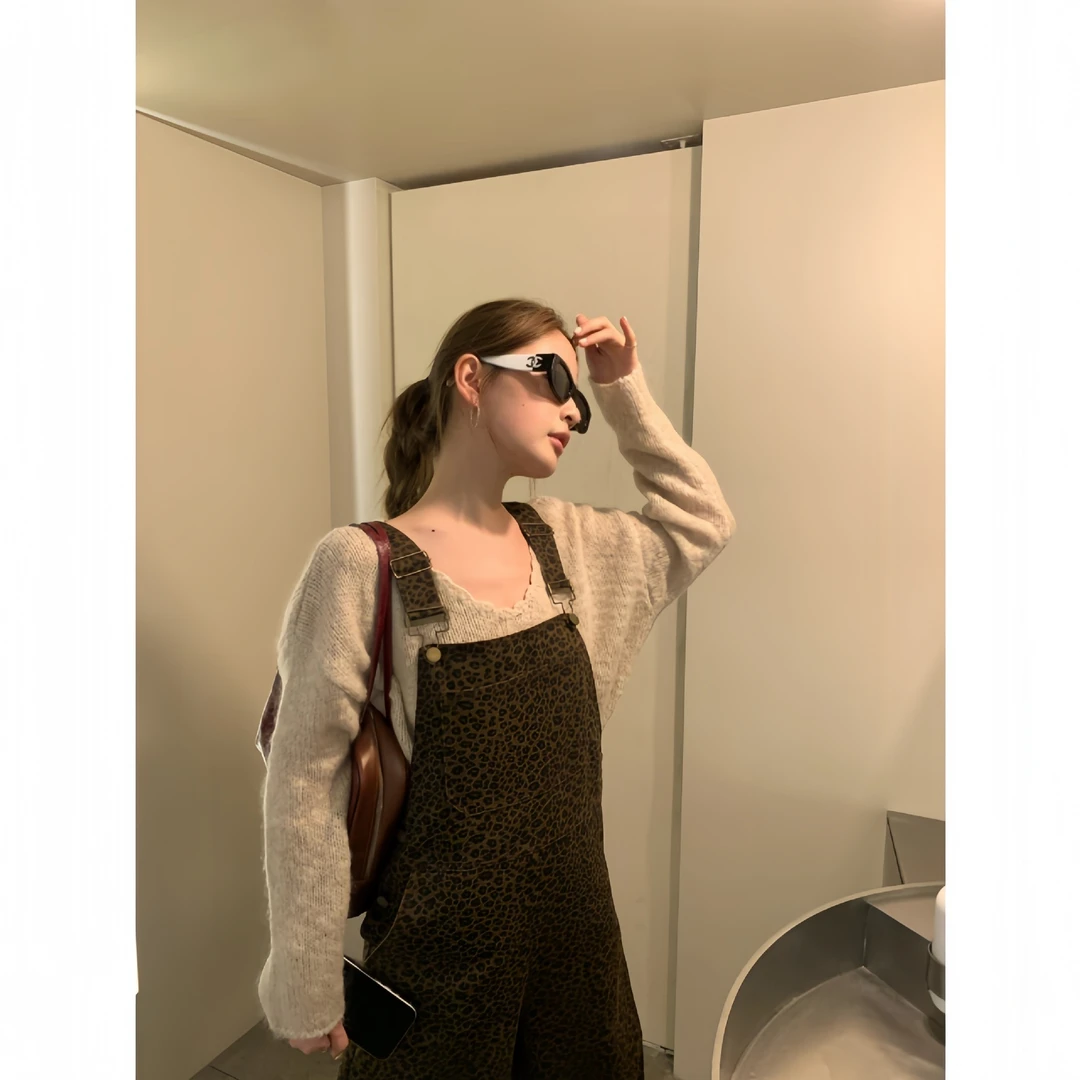 2024冬款复古时尚豹纹显瘦直筒牛仔背带裤女F2363