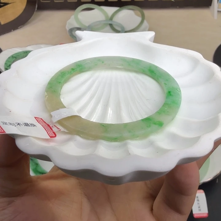 定制翡翠未镶嵌49-50阳绿飘花搭配冰糖雪梨