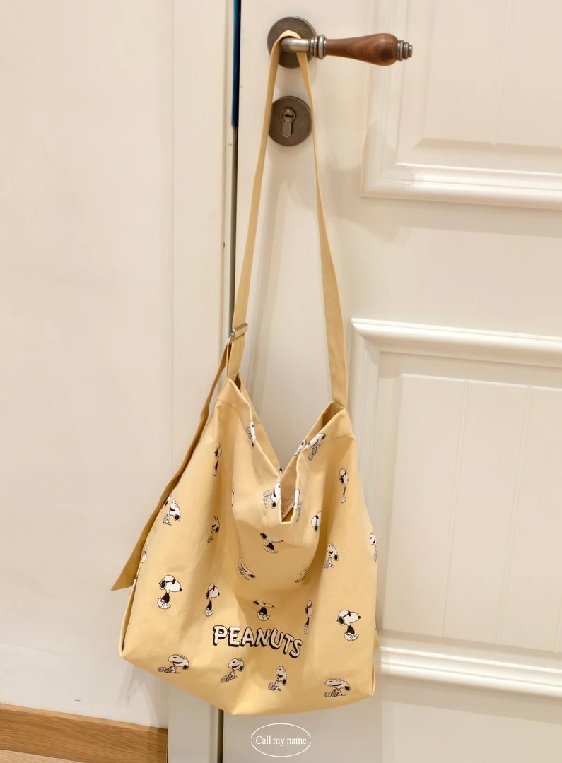 韩国代购. Call my name   满印史努比黄色布包L25041926