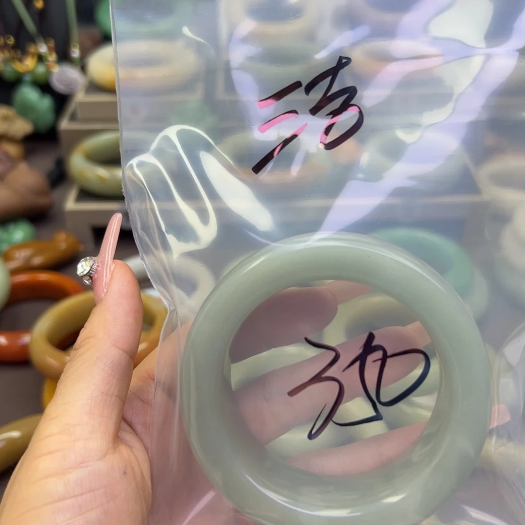 未镶嵌手镯石英岩玉?*。