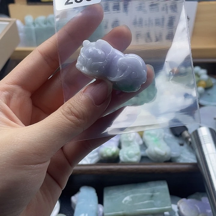 翡翠未镶嵌颈饰轻****?翡翠