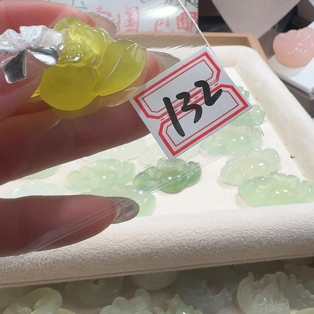 蛇纹石玉颈饰合金精美礼品