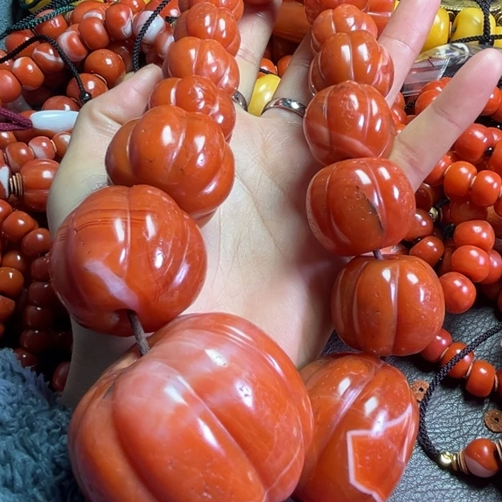 颈饰琉璃小**胎琉璃………….