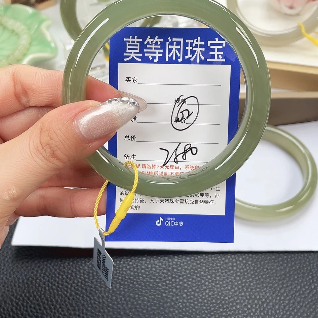 聆***雨和田玉未镶嵌手镯