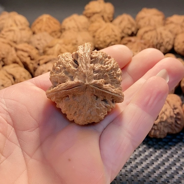 把件文玩核桃牡丹纹三棱人奔全品