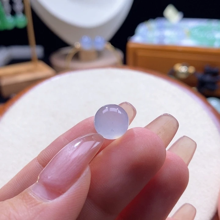 柒***:翡翠未镶嵌颈饰翡翠冰淡蓝圆珠