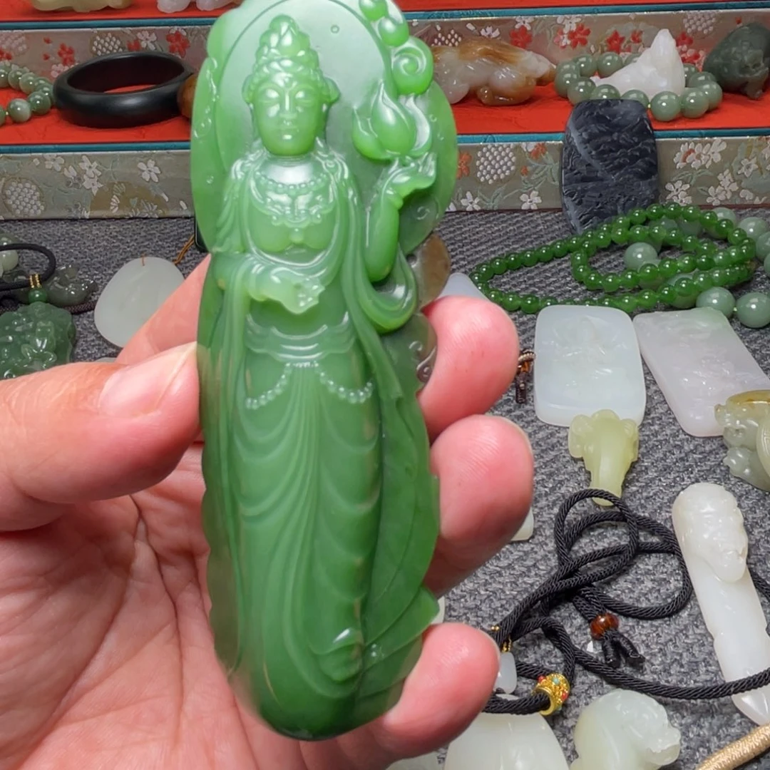 米***莉和田玉未镶嵌颈饰