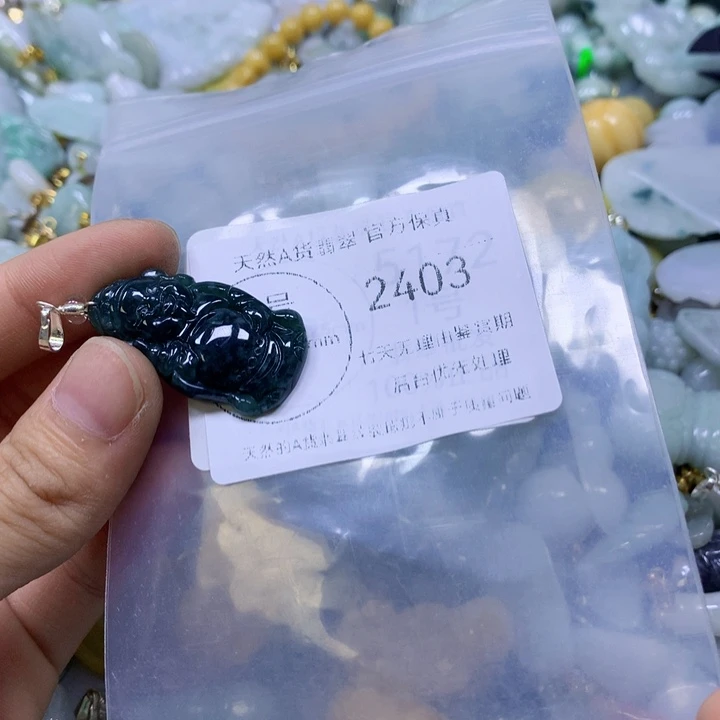翡翠足银镀金镶嵌颈饰翡翠