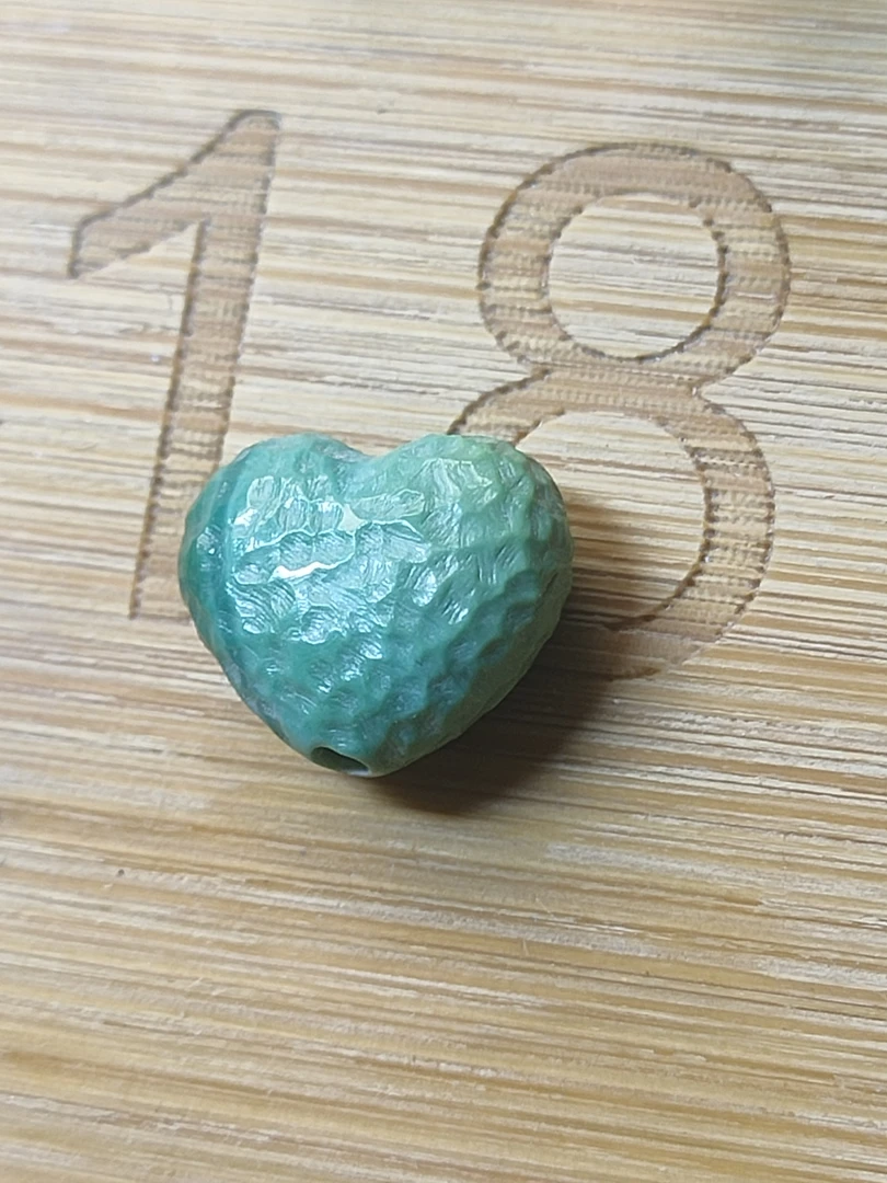 原矿绿松石菜绿爱心品质尺寸如图，1.04克