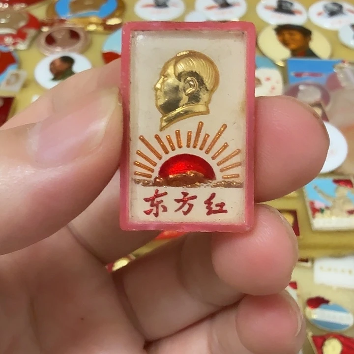 用***5其他普通金属毛爷爷像章，万岁