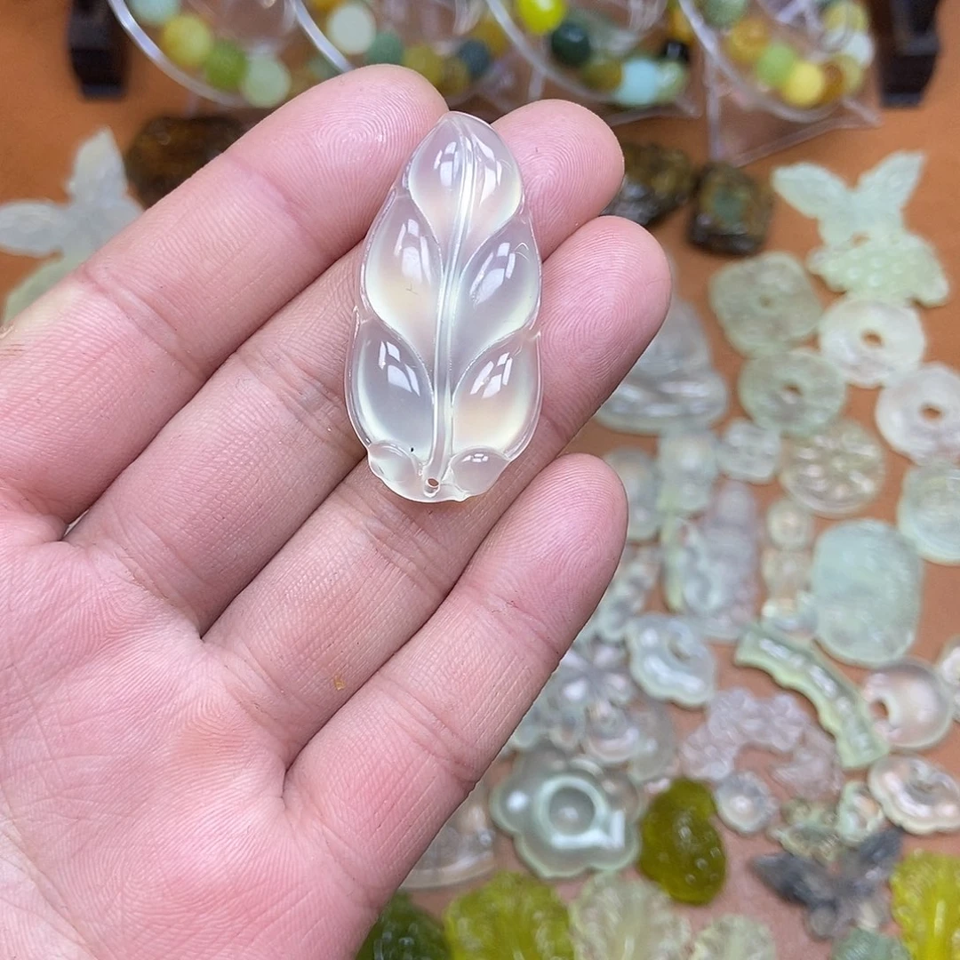 蛇纹石玉未镶嵌颈饰