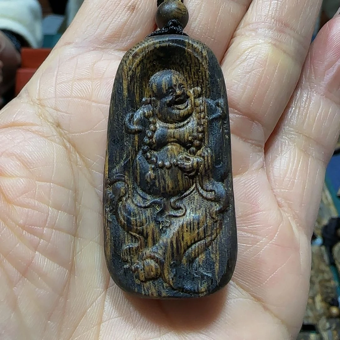 沉香吊坠海南白奇乌身瘤疤雕刻佛公带绳8克