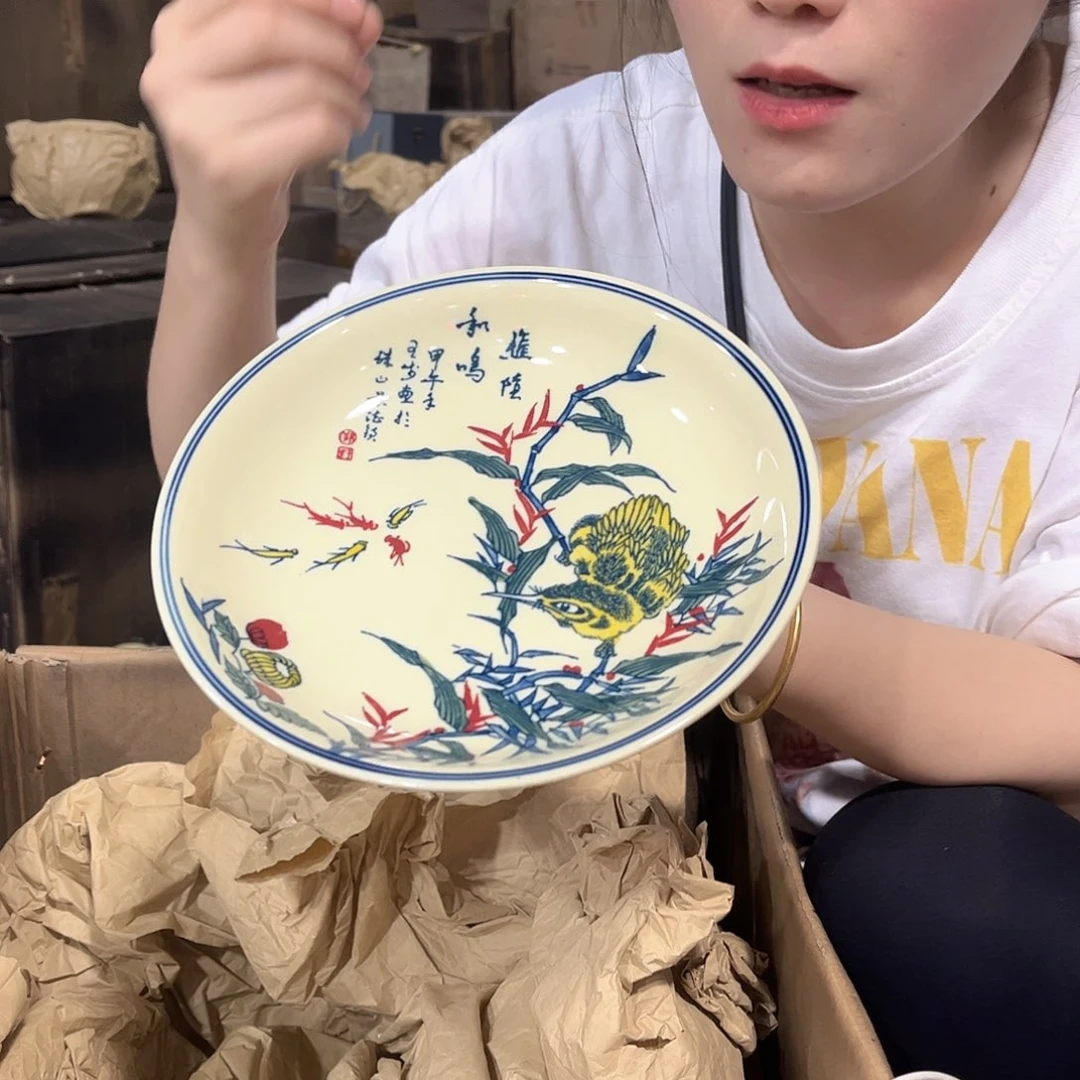 摆件////景德镇陶瓷器。带支架。黄。