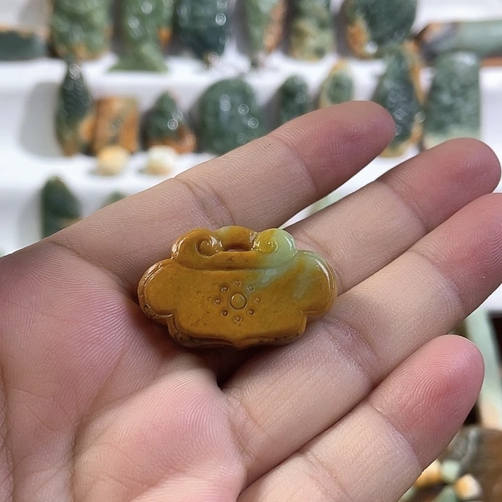 看***看颈饰未镶嵌岫岩河磨玉（透闪石质玉）