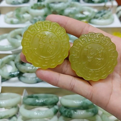 经***歌未镶嵌蛇纹石玉颈饰