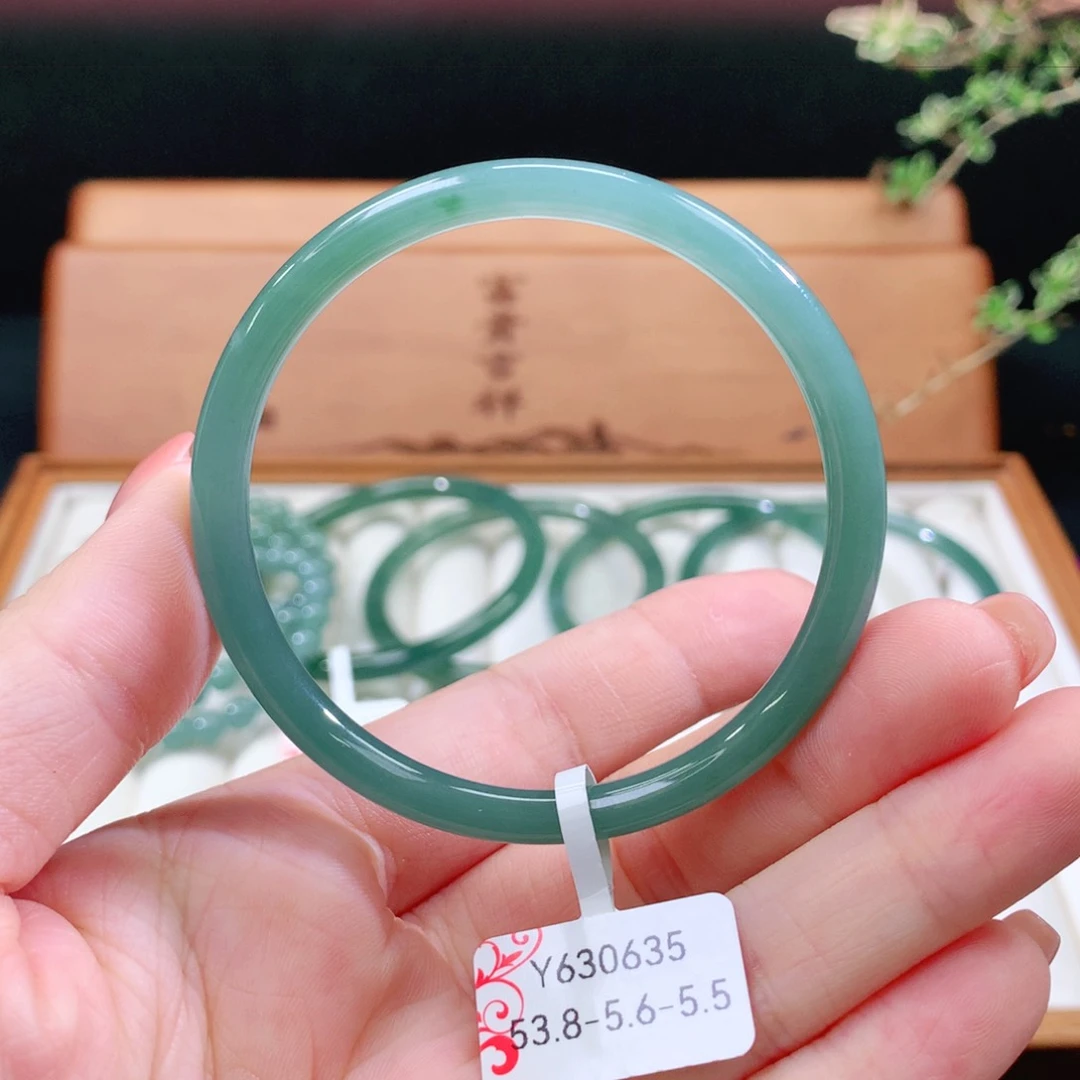 翡翠手镯未镶嵌天然