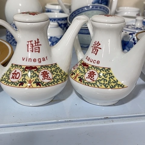 陶瓷酱醋壶其中一个