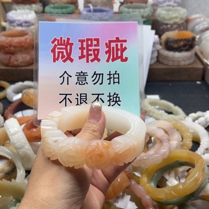 李***白未镶嵌手镯石英质玉