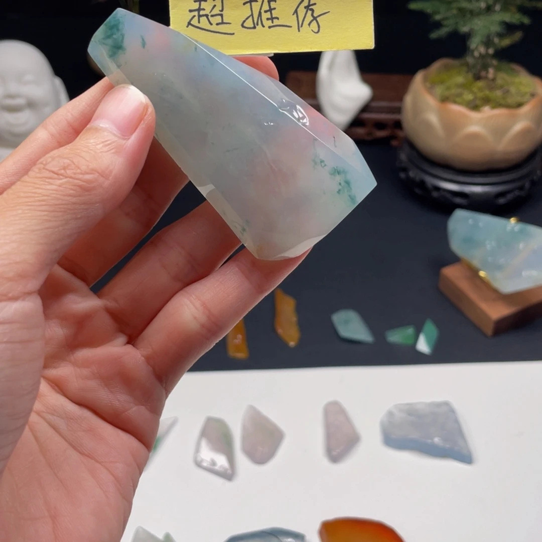 翡翠未镶嵌颈饰牌子料
