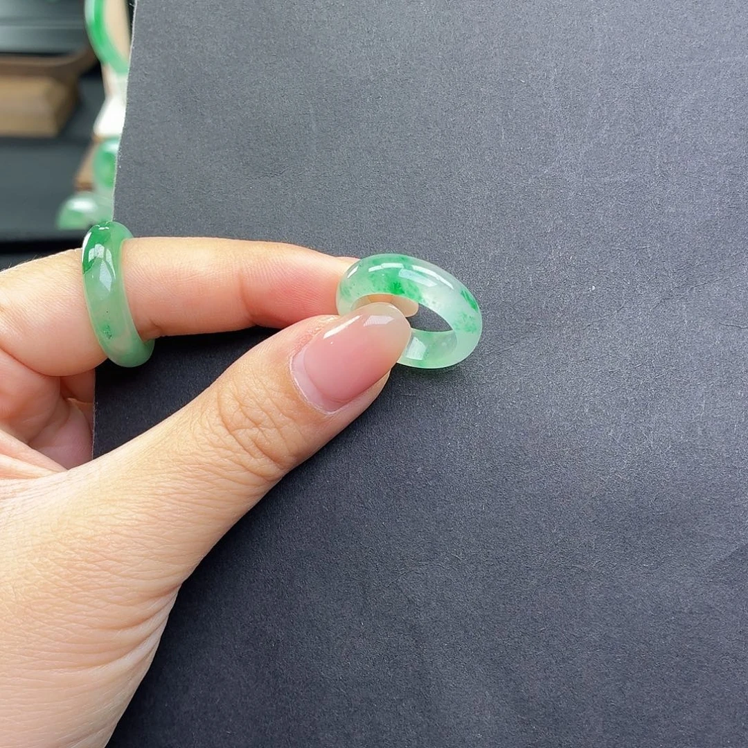 Y***:石英质玉未镶嵌戒指