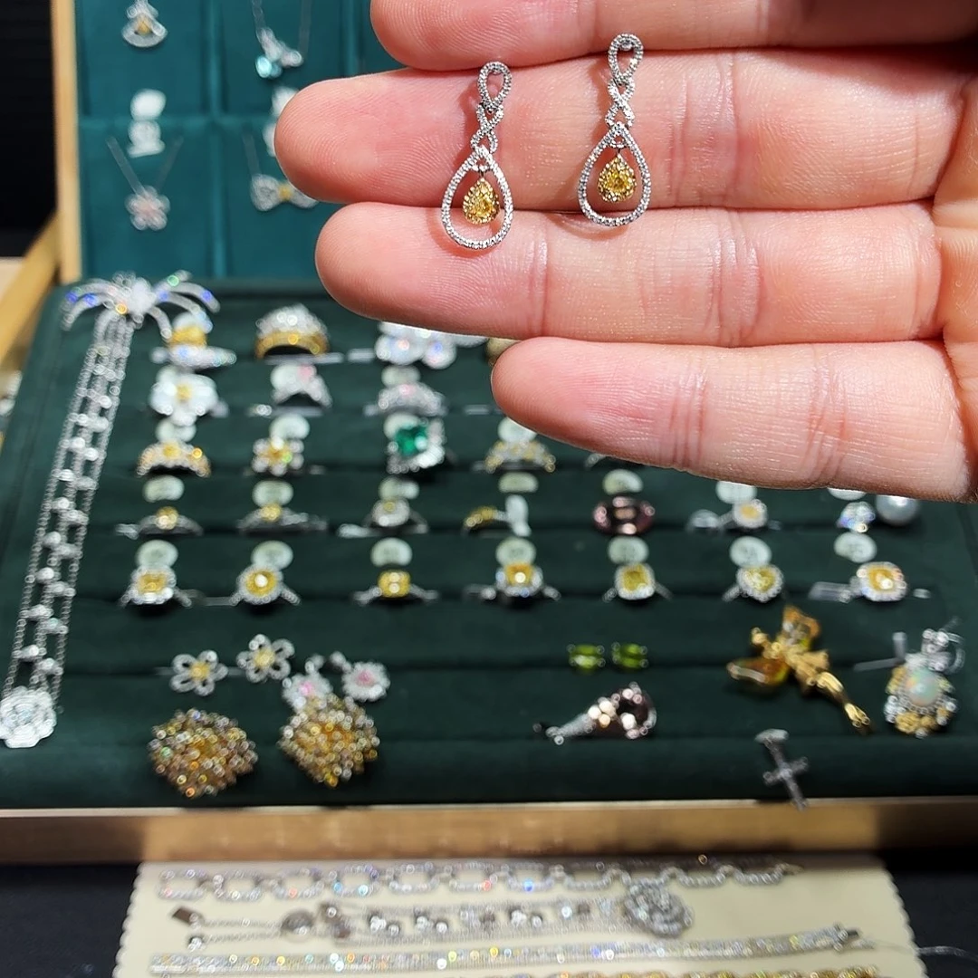 耳饰钻石18K金镶嵌