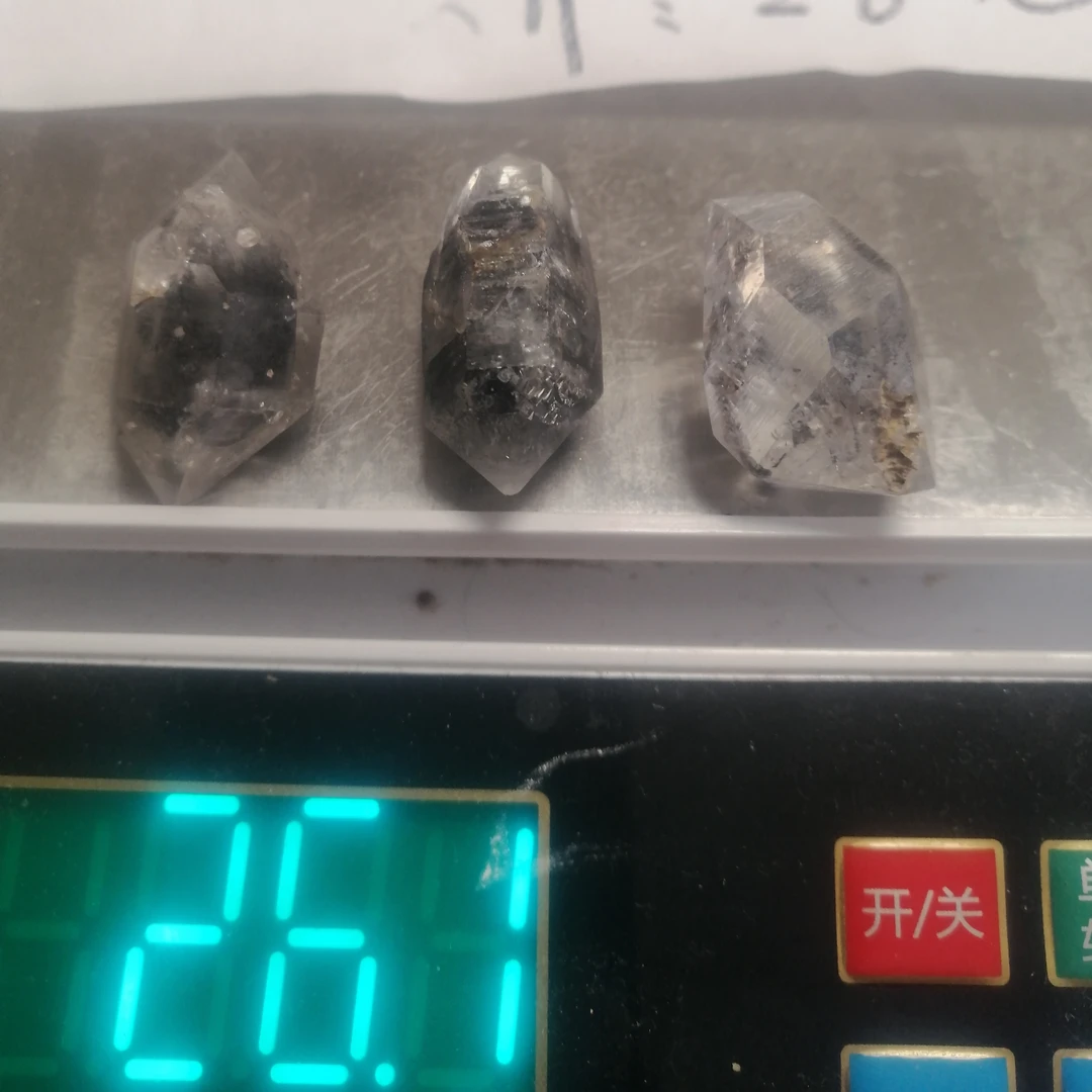 天然水晶原石三颗一起